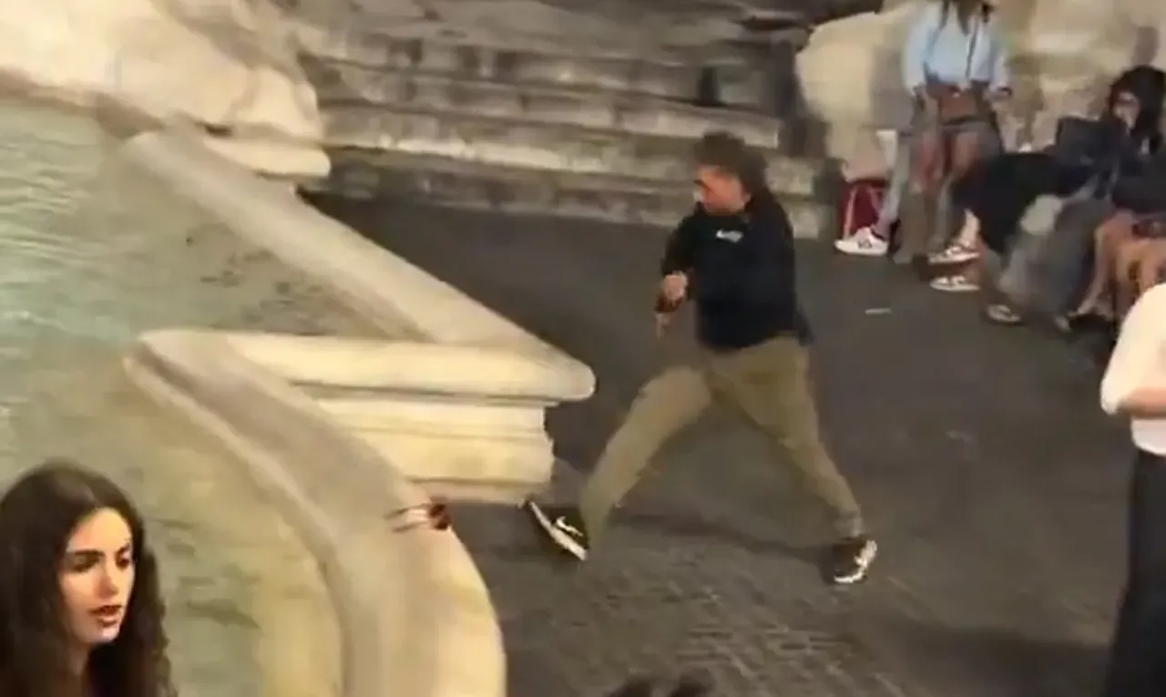 Tarihi Trevi Çeşmesine atlayan turiste şok ceza! Ömür boyu men edilecek