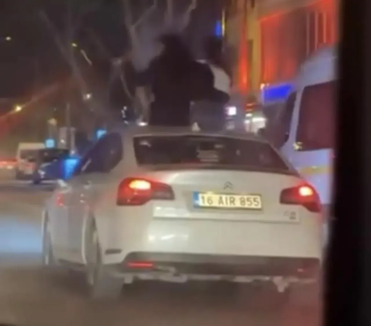 Trafikte Pes dedirten görüntü! Yaptıkları binlerce liraya mal oldu