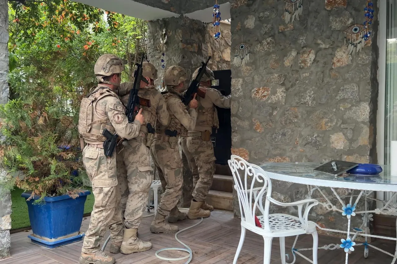 5 ilde "Daltonlar" suç örgütüne operasyon: 12 zanlı yakalandı