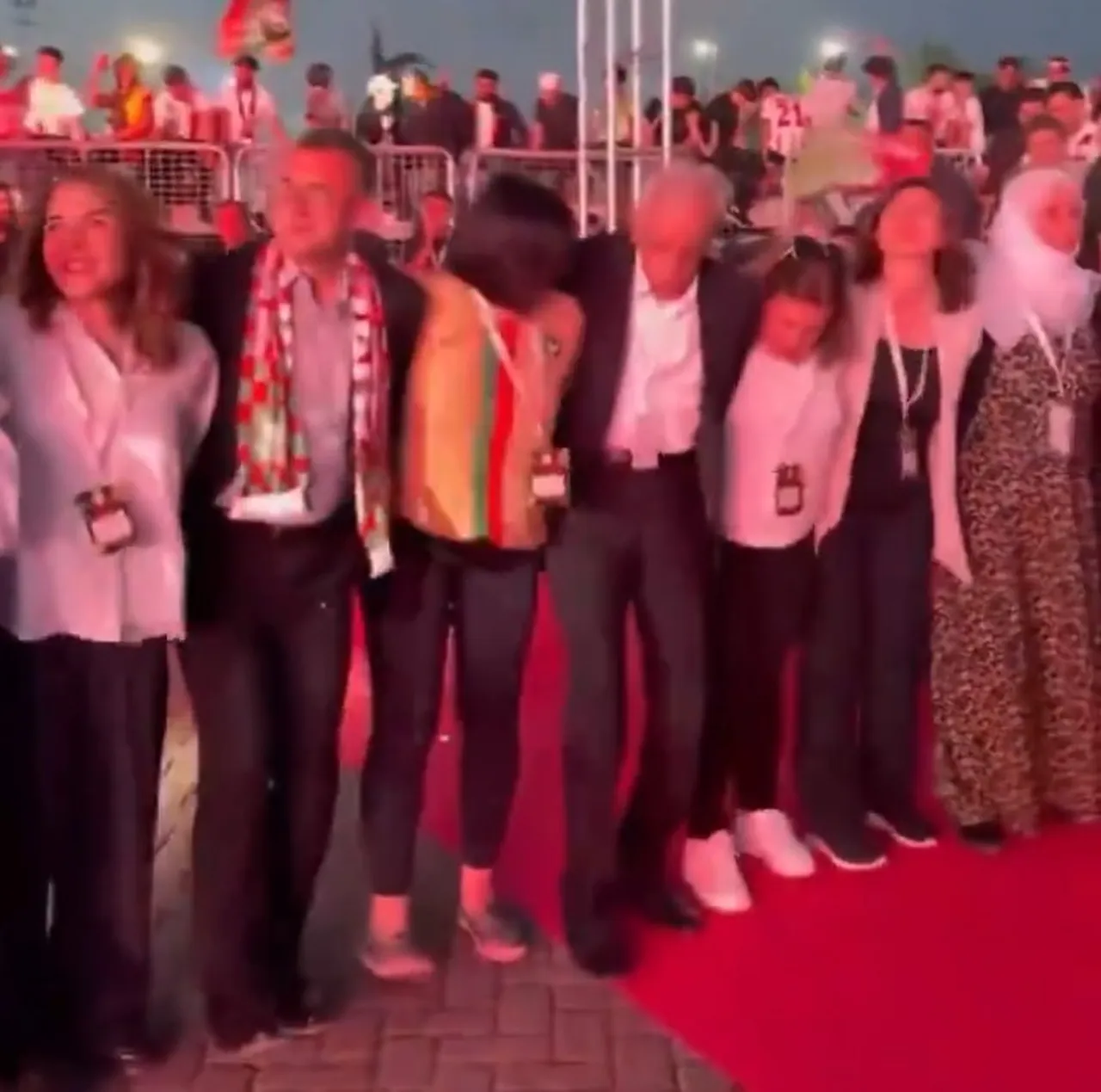 83 yaşındaki Türk, kutlamalarda halay çekti