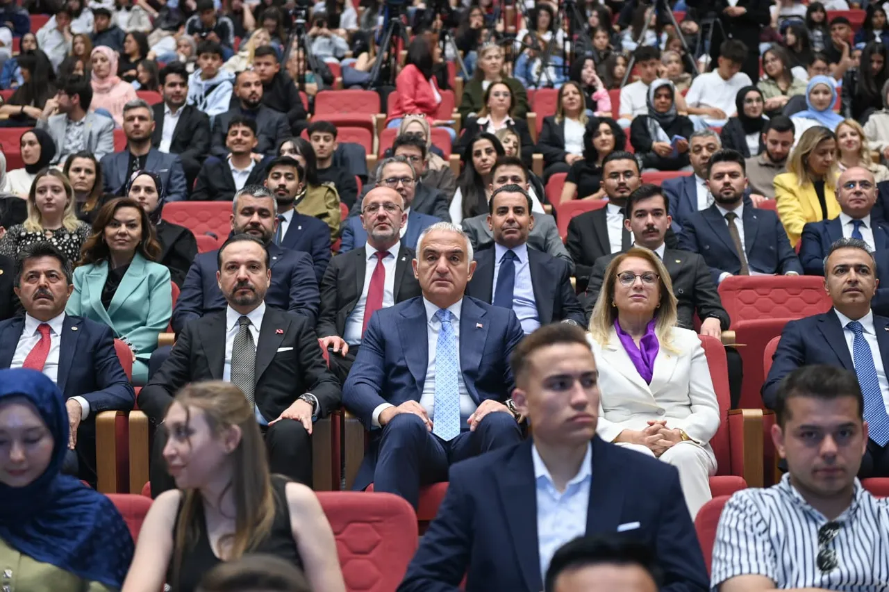 Bakan Ersoydan gençlere Türkçeye sahip çıkma çağrısı