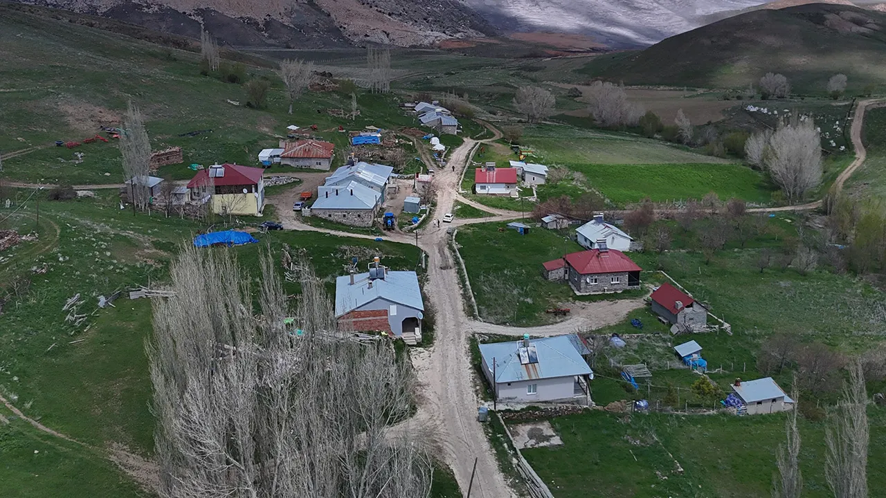 Bu köyde normal ölüm kalmadı! Herkes göç ediyor, ağaçlar bile meyve vermiyor
