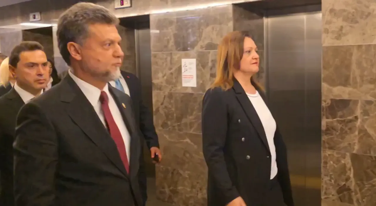 Burcu Köksal AK Parti Genel Merkezi'nde! İlk görüntü geldi, rozetini Erdoğan takacak
