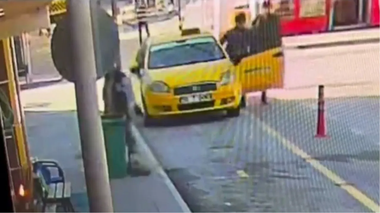 Çaldığı taksiyle köşeyi dönemedi! Taksicinin hırsızı yakaladığı o anlar kamerada