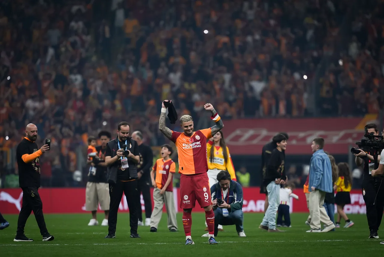 Galatasaraylı tarfatarlar, Arjantinli futbolcuya büyük sevgi gösterisinde bulundu.