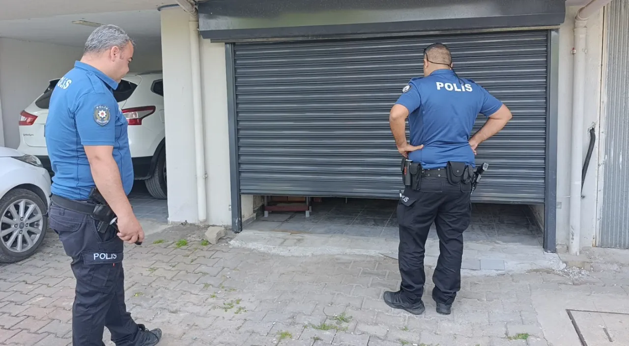 'Garajda hırsız' ihbarına giden polisler, gördükleri karşısında şoke oldu