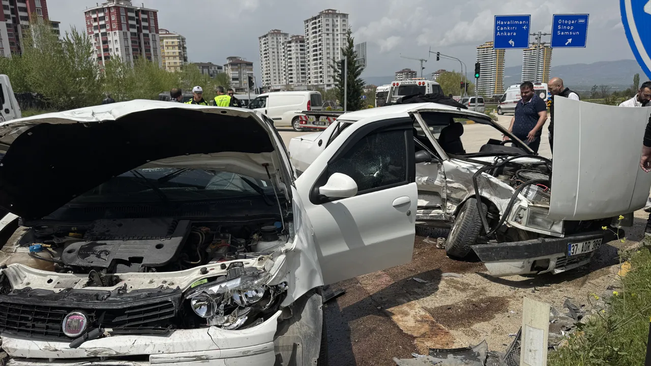 Kastamonu'da iki otomobil kafa kafaya çarpıştı: 8 kişi yaralandı