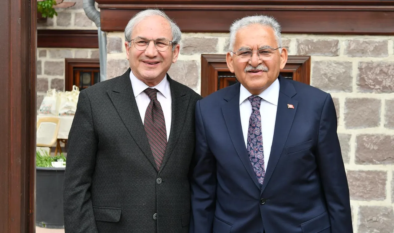 Kayseri Büyükşehir Belediye Başkanı Büyükkılıç’tan iki müjde