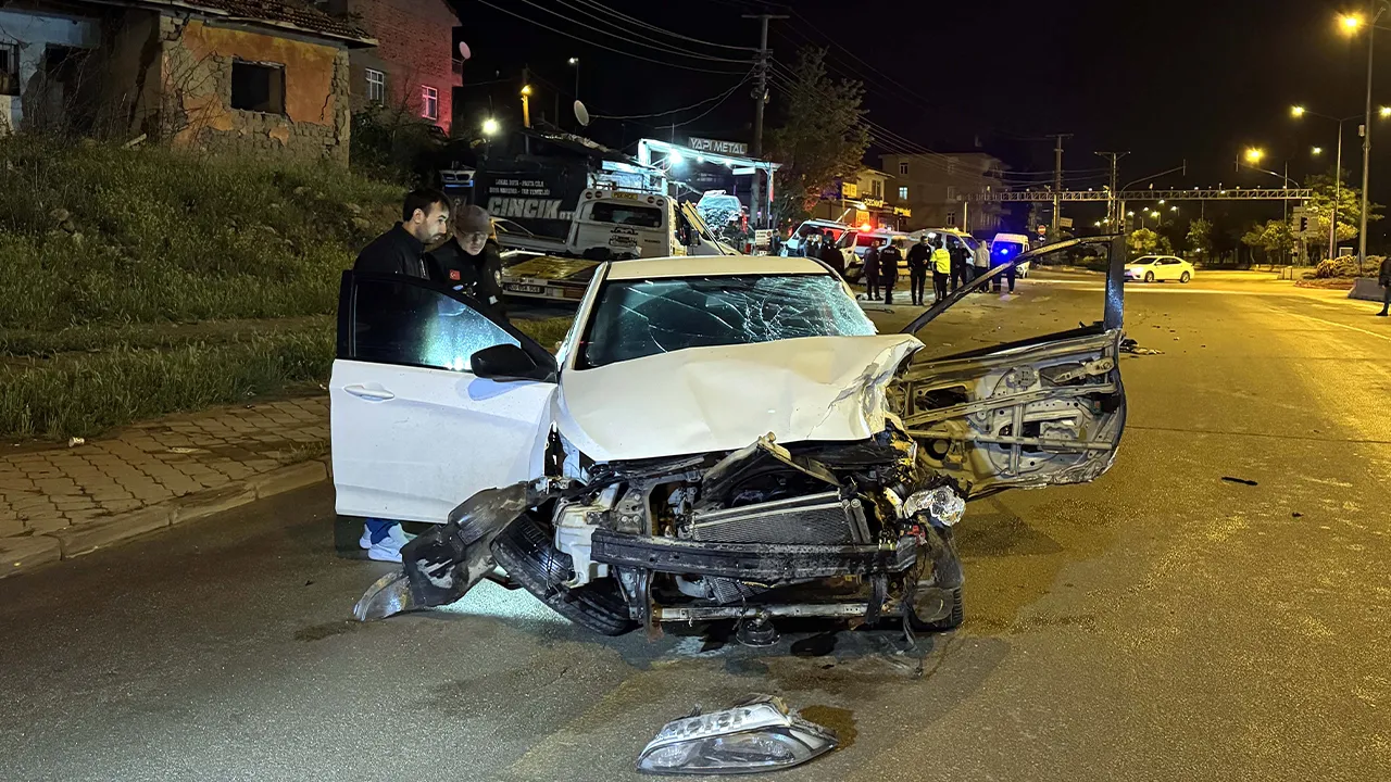 Kırıkkale'de feci kaza! Otomobil, çekiciye çarptı: 1 ölü, 1 yaralı