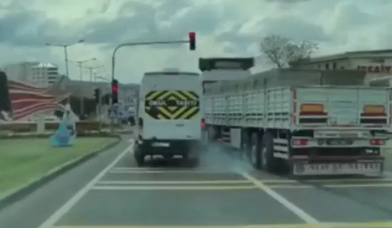 Nevşehir'de faciadan dönüldü! Tırın servisi teğet geçtiği anlar kamerada