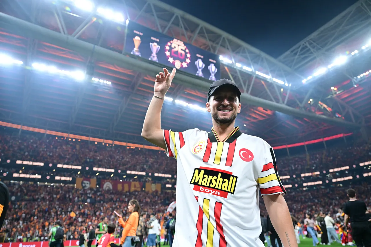 Dries Mertens, Galatasaray'ın 26'ncı Süper Lig şampiyonluğunu statta kutladı.