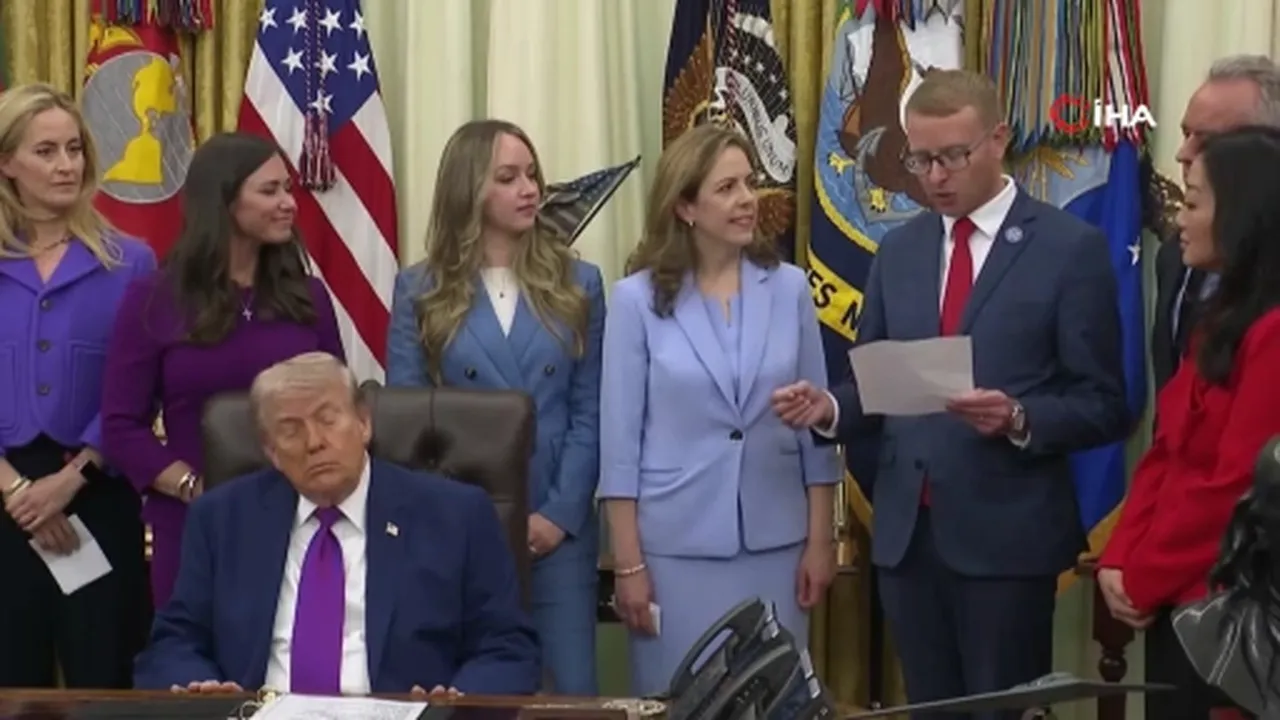 Oval Ofiste zor dakikalar! Katılımcılar konuşurken Trump uyukladı