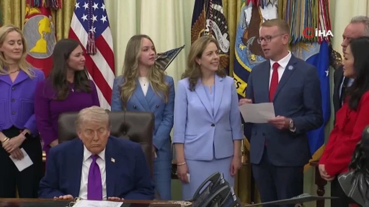 Oval Ofiste zor dakikalar! Katılımcılar konuşurken Trump uyukladı