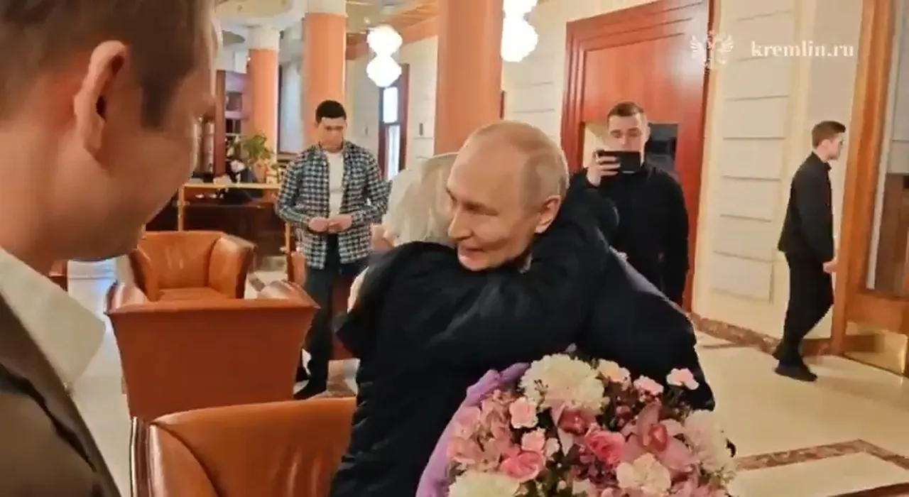Putinden çok konuşulan jest! Yıllar sonra yeniden ağırladı, çiçeklerle karşıladı