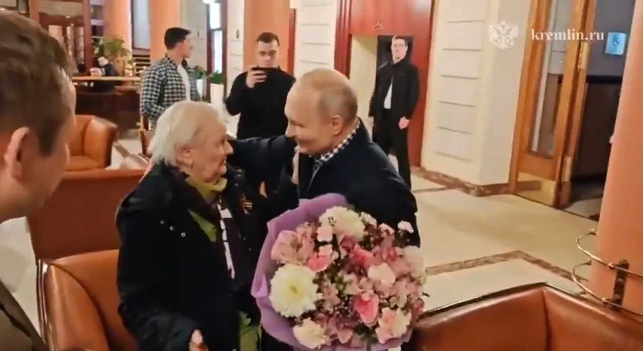 Putinden çok konuşulan jest! Yıllar sonra yeniden ağırladı, çiçeklerle karşıladı
