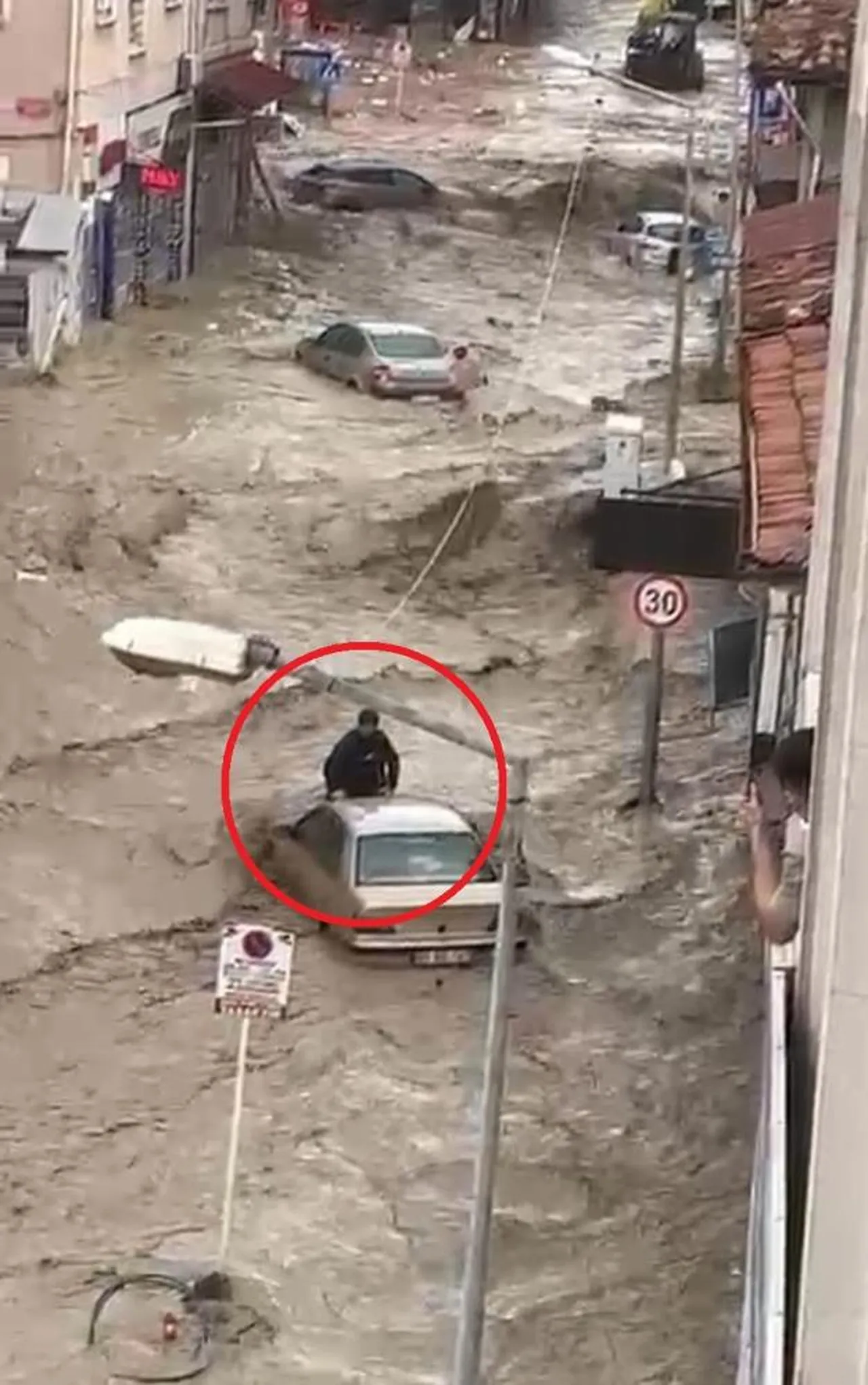 Samsun'u sağanak vurdu! Evleri su bastı, arabalar sele kapıldı, çok sayıda yaralı var