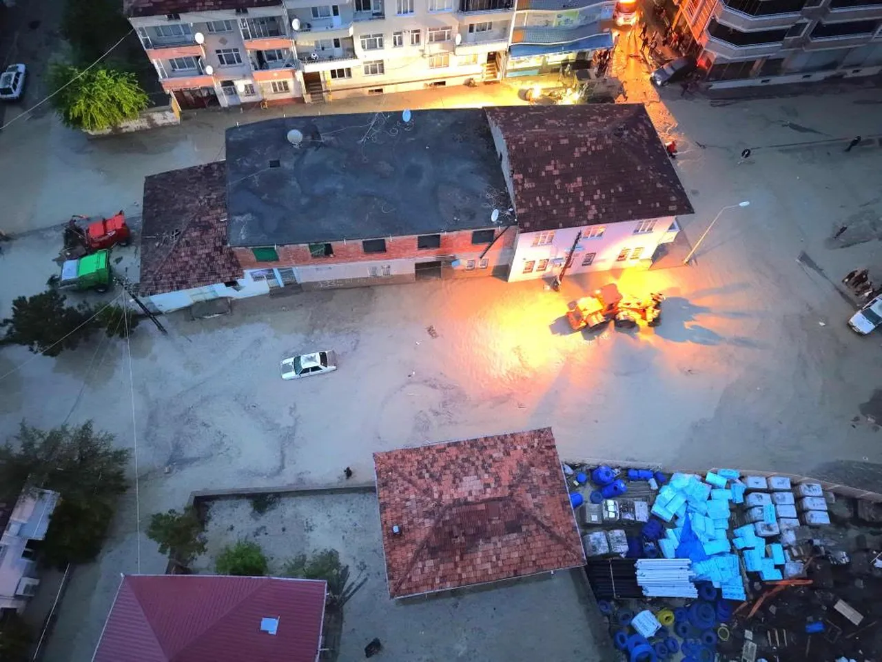 Samsun'u sağanak vurdu! Evleri su bastı, arabalar sele kapıldı, çok sayıda yaralı var