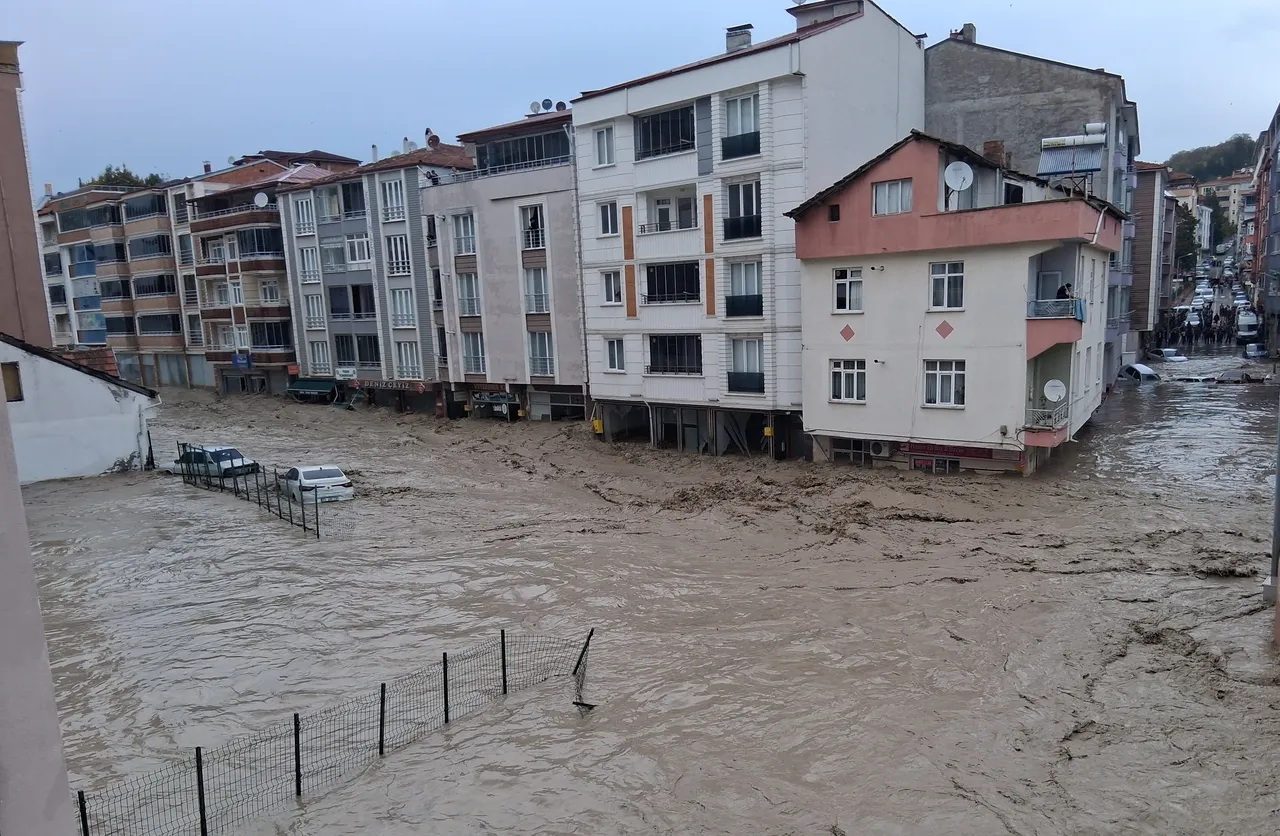 Samsun'u sağanak vurdu! Evleri su bastı, arabalar sele kapıldı, çok sayıda yaralı var
