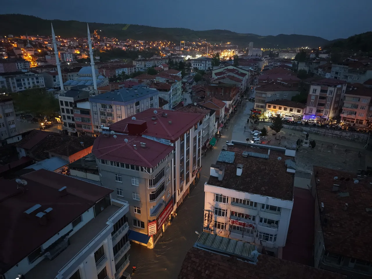 Samsun'u sağanak vurdu! Evleri su bastı, arabalar sele kapıldı, çok sayıda yaralı var