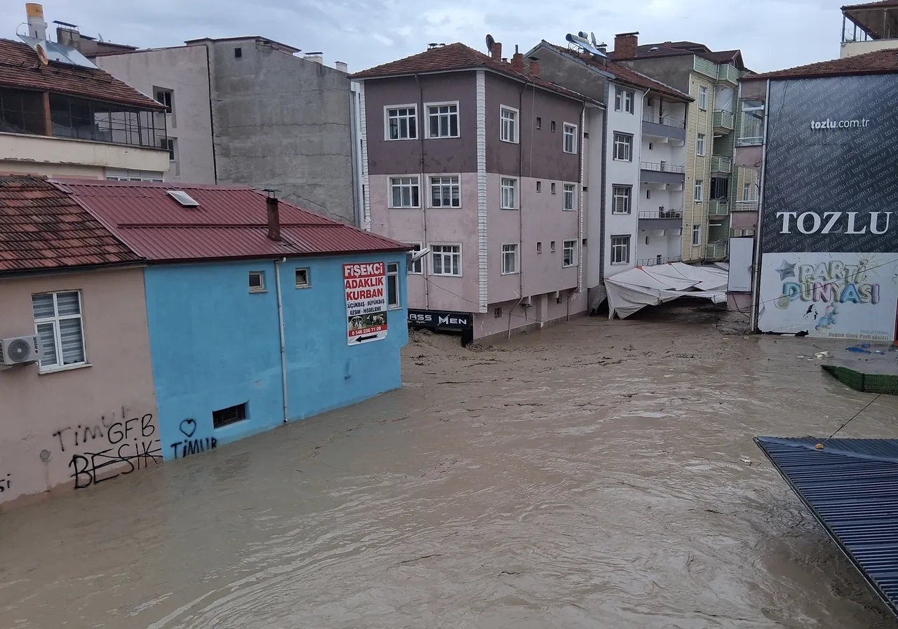 Samsun'u sağanak vurdu! Evleri su bastı, arabalar sele kapıldı, çok sayıda yaralı var