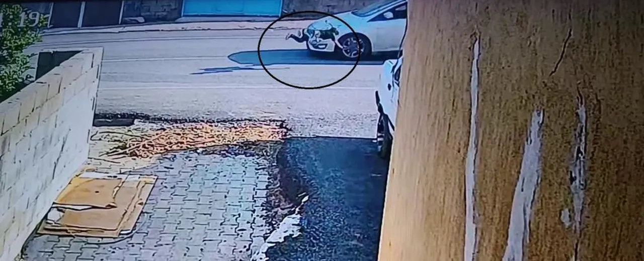 Yola fırlayan küçük kıza otomobil çarptı! Yüreklerin ağza geldiği an kamerada