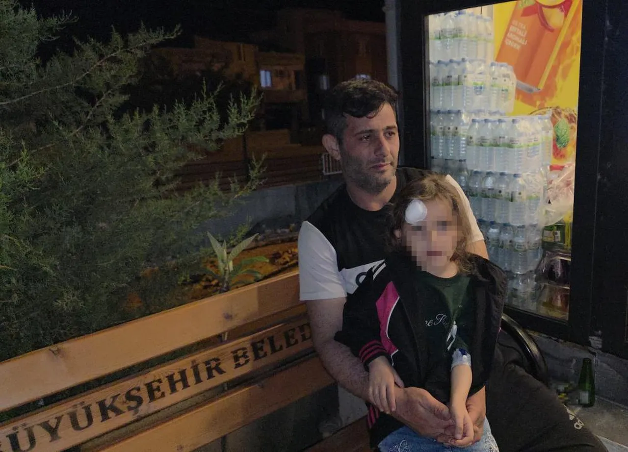 Yola fırlayan küçük kıza otomobil çarptı! Yüreklerin ağza geldiği an kamerada