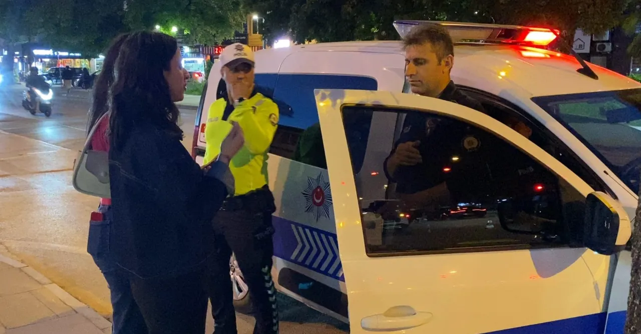 ATM'de para buldu, bir saniye bile düşünmedi! Genç kızdan örnek davranış