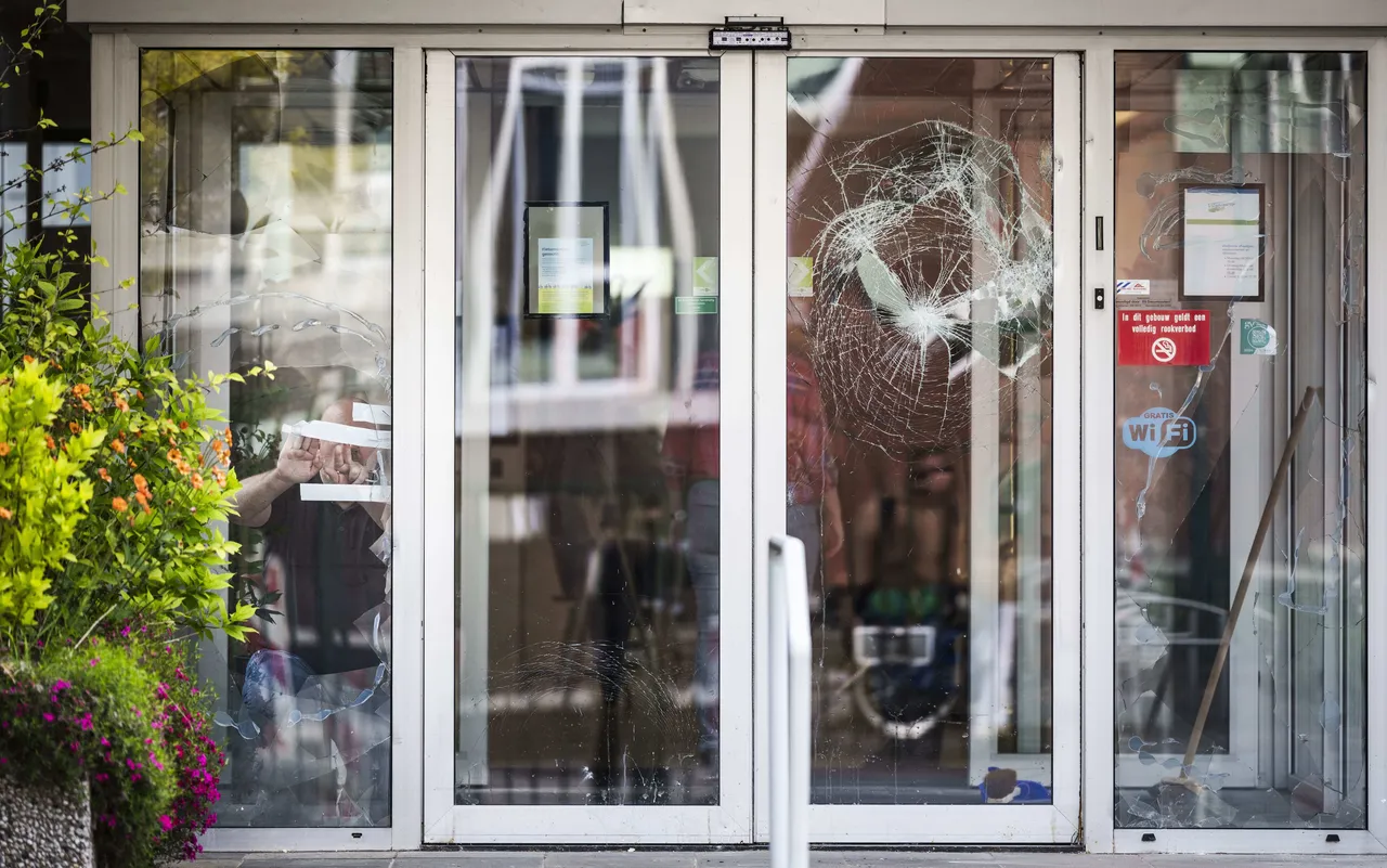Avrupanın göbeğinde ırkçı vahşeti: 15 sığınmacının olduğu binayı ateşe verdiler