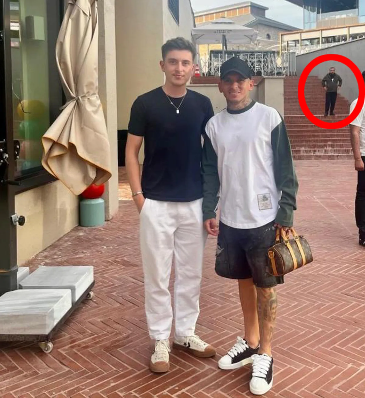 Şüpheli Y.Y., saldırıdan kısa süre önce hayranıyla fotoğraf çekilen Lucas Torreira ile aynı kareye girdi.