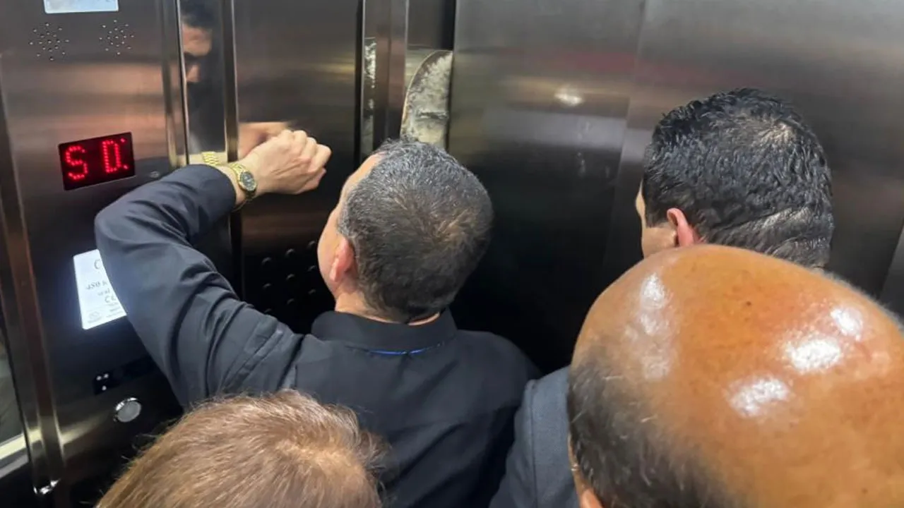 CHP heyetine asansör şoku! Yarım saat mahsur kaldılar, aşırı yük” uyarısı dikkat çekti