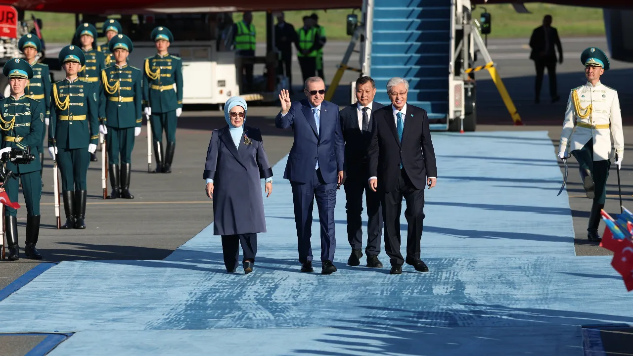Cumhurbaşkanı Erdoğan Kazakistan'da: Resmi törenle karşılandı