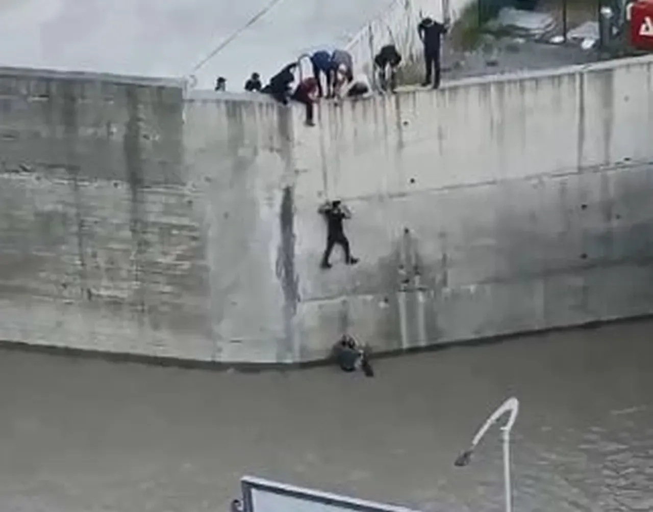 Dereye düşen çocuğu film gibi operasyonla kurtardılar!