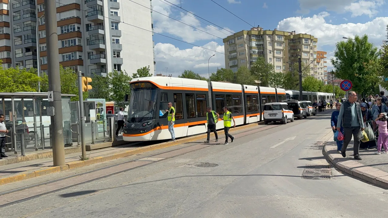 Faciadan dönüldü! Yolcular acilen tahliye edildi, Eskişehir’de tramvayın teli koptu