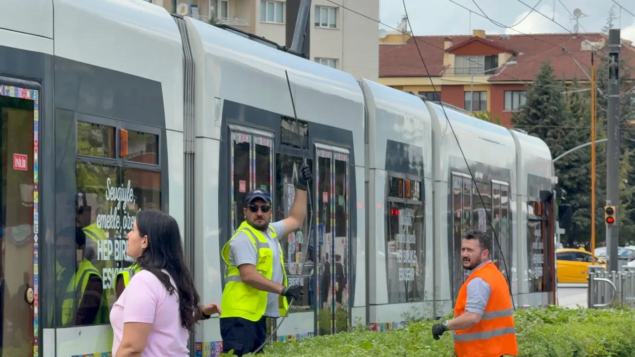 Faciadan dönüldü! Yolcular acilen tahliye edildi, Eskişehir’de tramvayın teli koptu