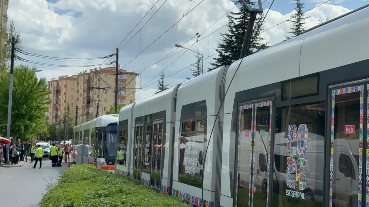 Faciadan dönüldü! Yolcular acilen tahliye edildi, Eskişehir’de tramvayın teli koptu