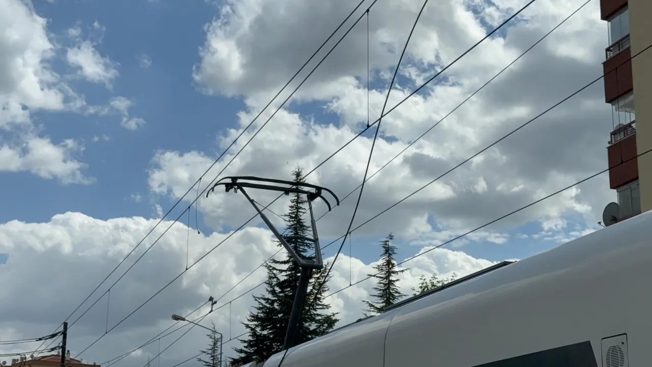 Faciadan dönüldü! Yolcular acilen tahliye edildi, Eskişehir’de tramvayın teli koptu