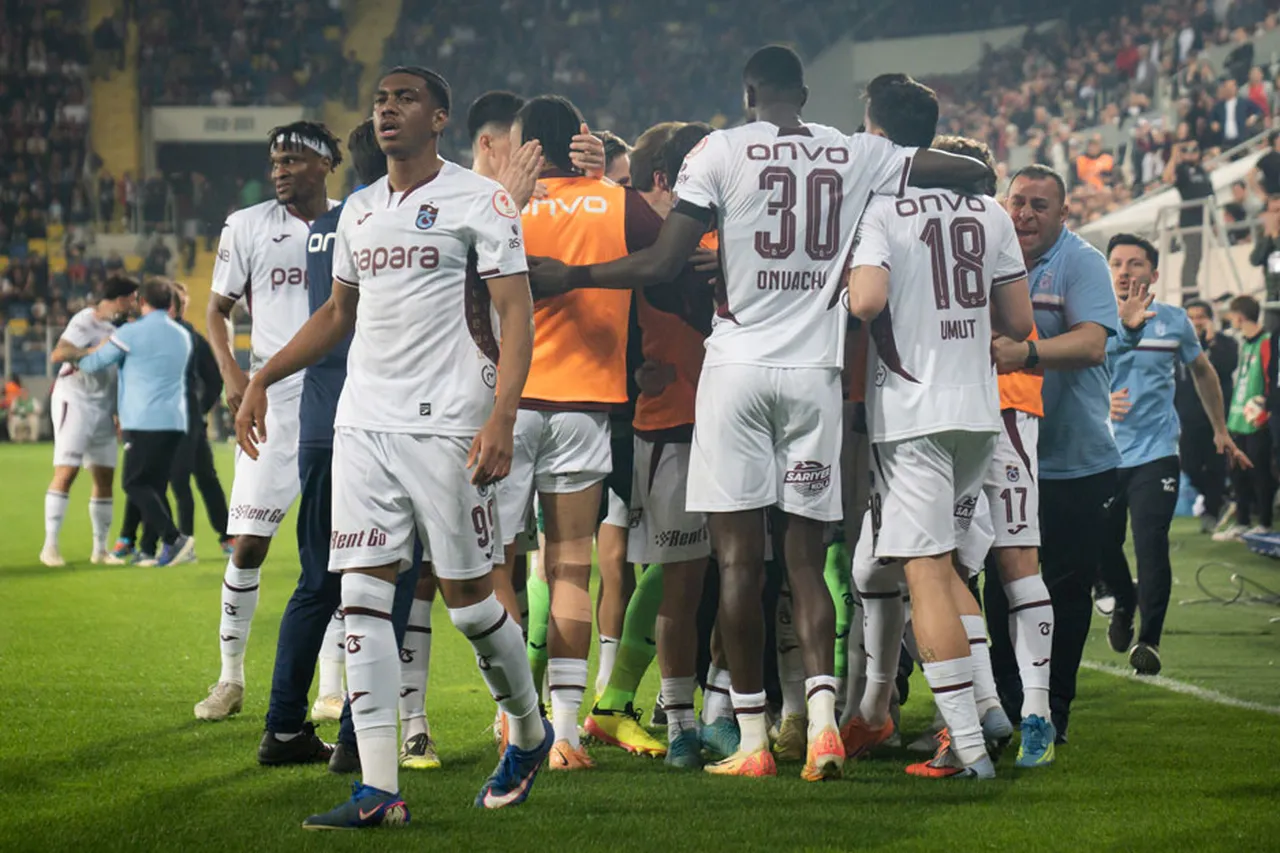 Trabzonsporlu oyuncuların tur sevinci