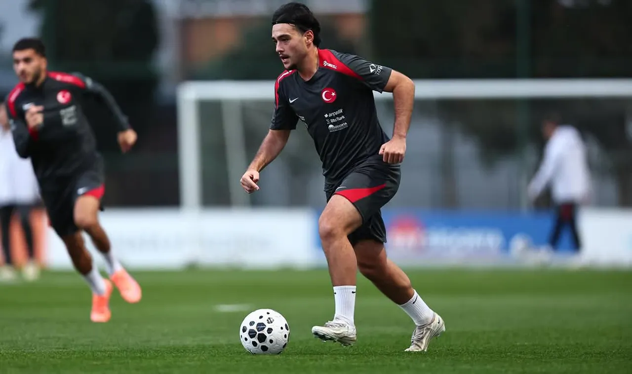21 yaş altı milli takımında da 7 defa forma giyen genç futbolcu, henüz A Milli Futbol Takımı'nda süre alamadı. (Fotoğraf: Instagram)