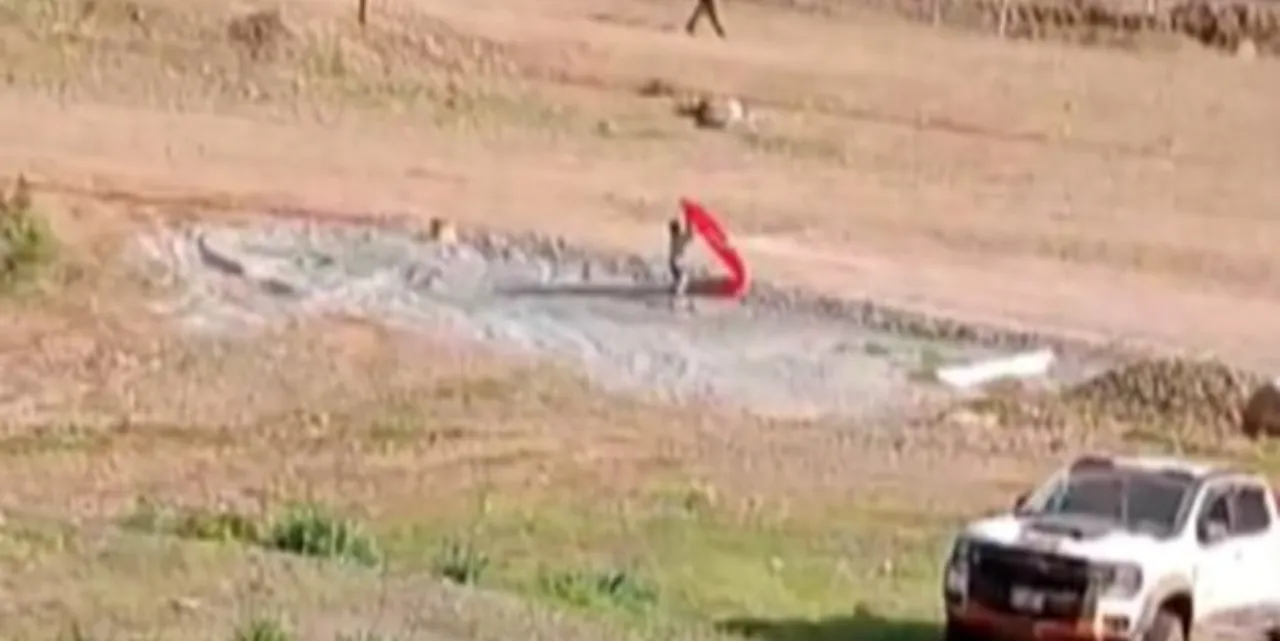 Kahramanmaraş'ta gururlandıran an! 14 yaşındaki Yusuf düşen bayrağı piste atlayıp aldı
