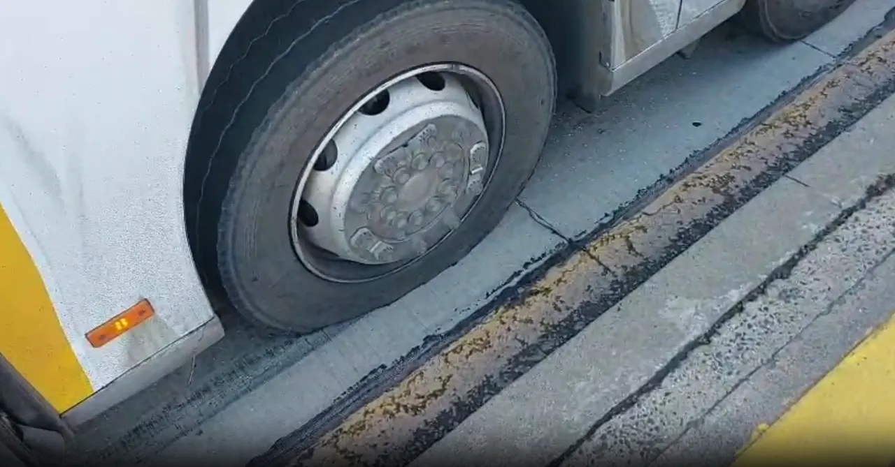 Metrobüste panik anları! Hareket halindeyken lastiği patladı