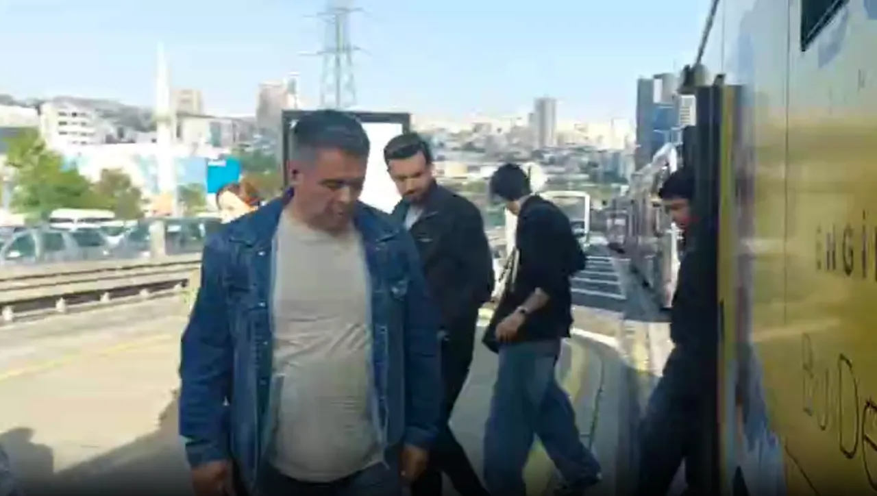 Metrobüste panik anları! Hareket halindeyken lastiği patladı