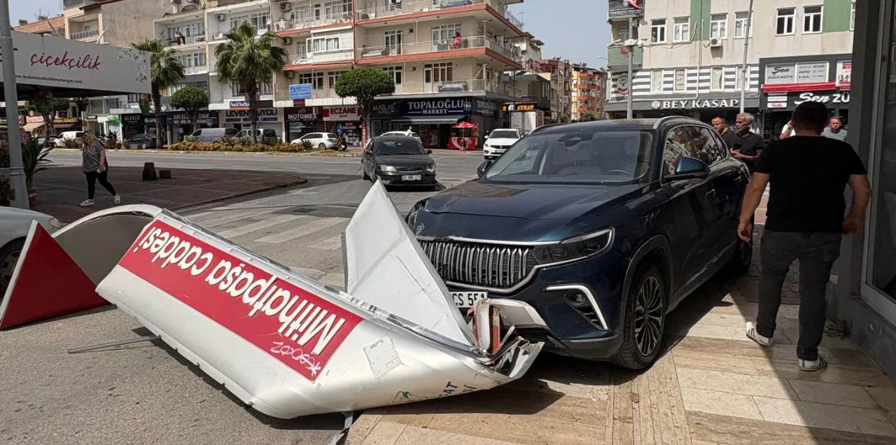 Önce araca sonra tabelaya çarptı! Ucuz atlatılan kaza anbean kamerada