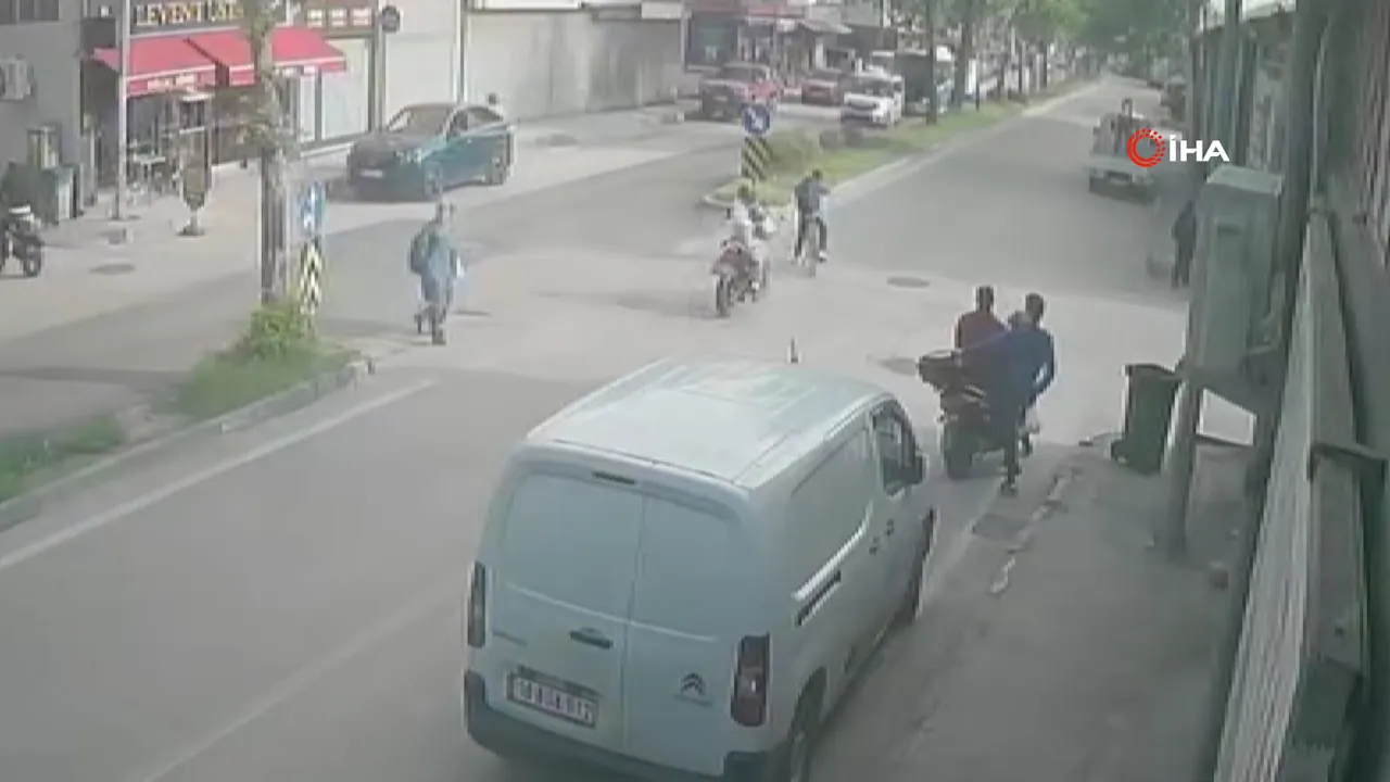 Sağ mı sol mu derken çarpıştılar! İlginç kaza saniye saniye kamerada