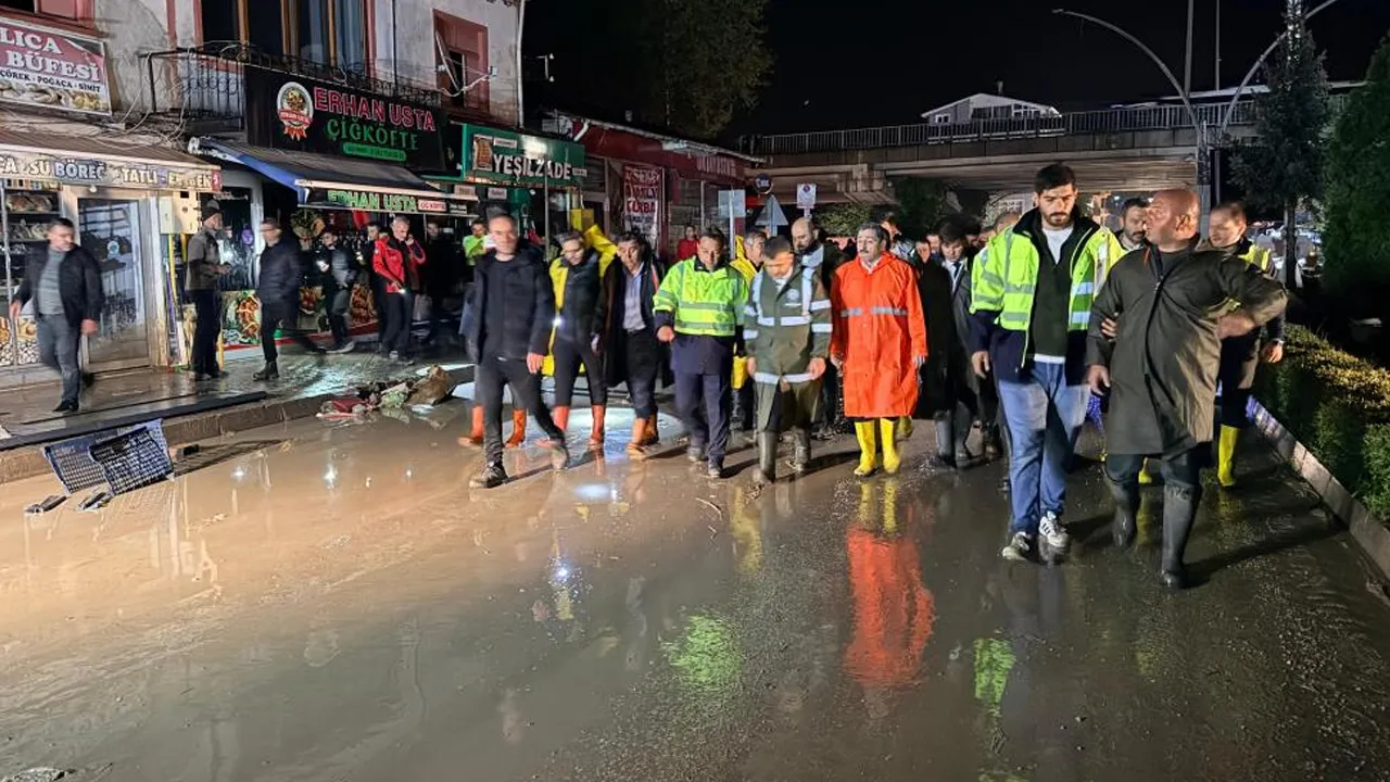 Sağanak yağış hayatı felç etti! Samsun'un bir ilçesinde okullar tatil