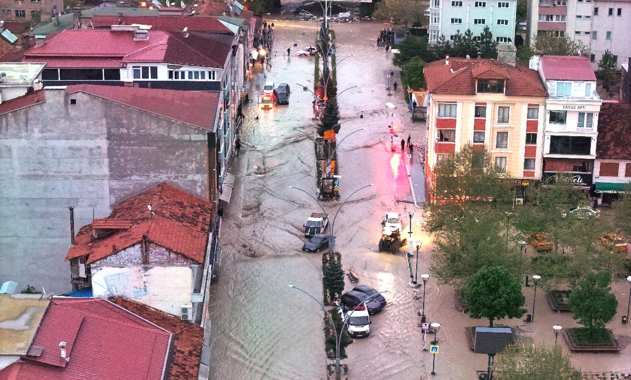 Samsun'u sel vurdu! 3 okulda eğitime ara verildi