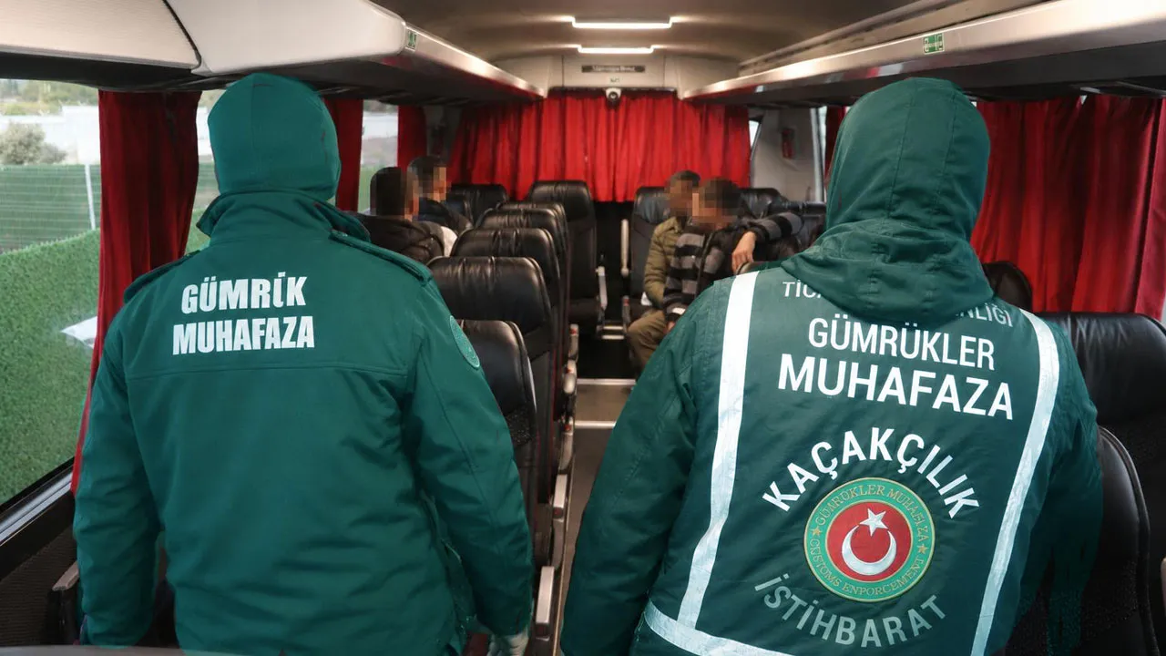 Sınırda şaşkınlık yaratan olay! Kaçaklar yanlış otobüse binince Türkiye'de geldi!