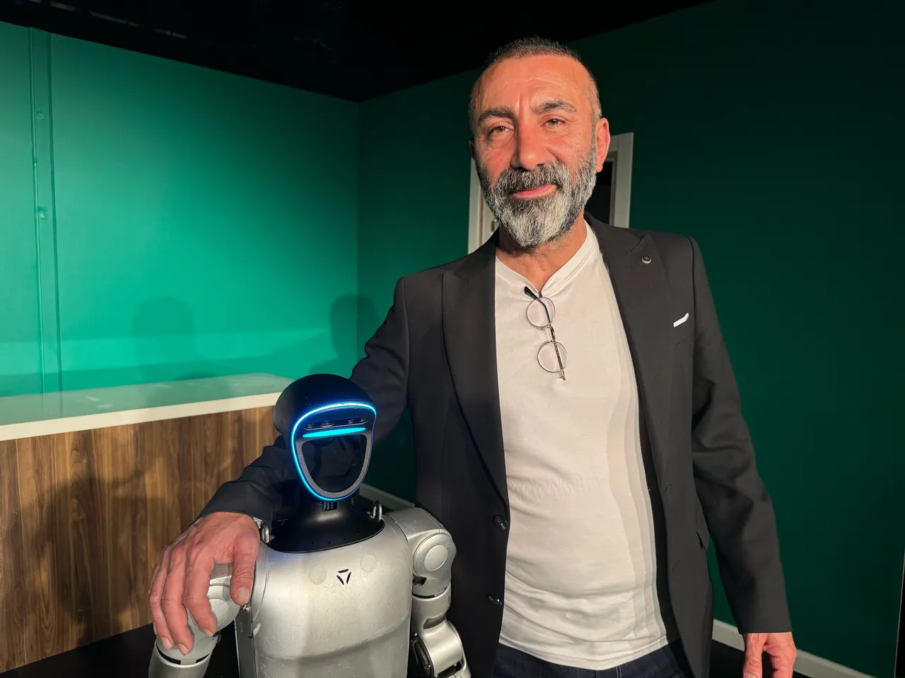 Tiyatroda ilk! Robot oyuncu sahneye çıkacak