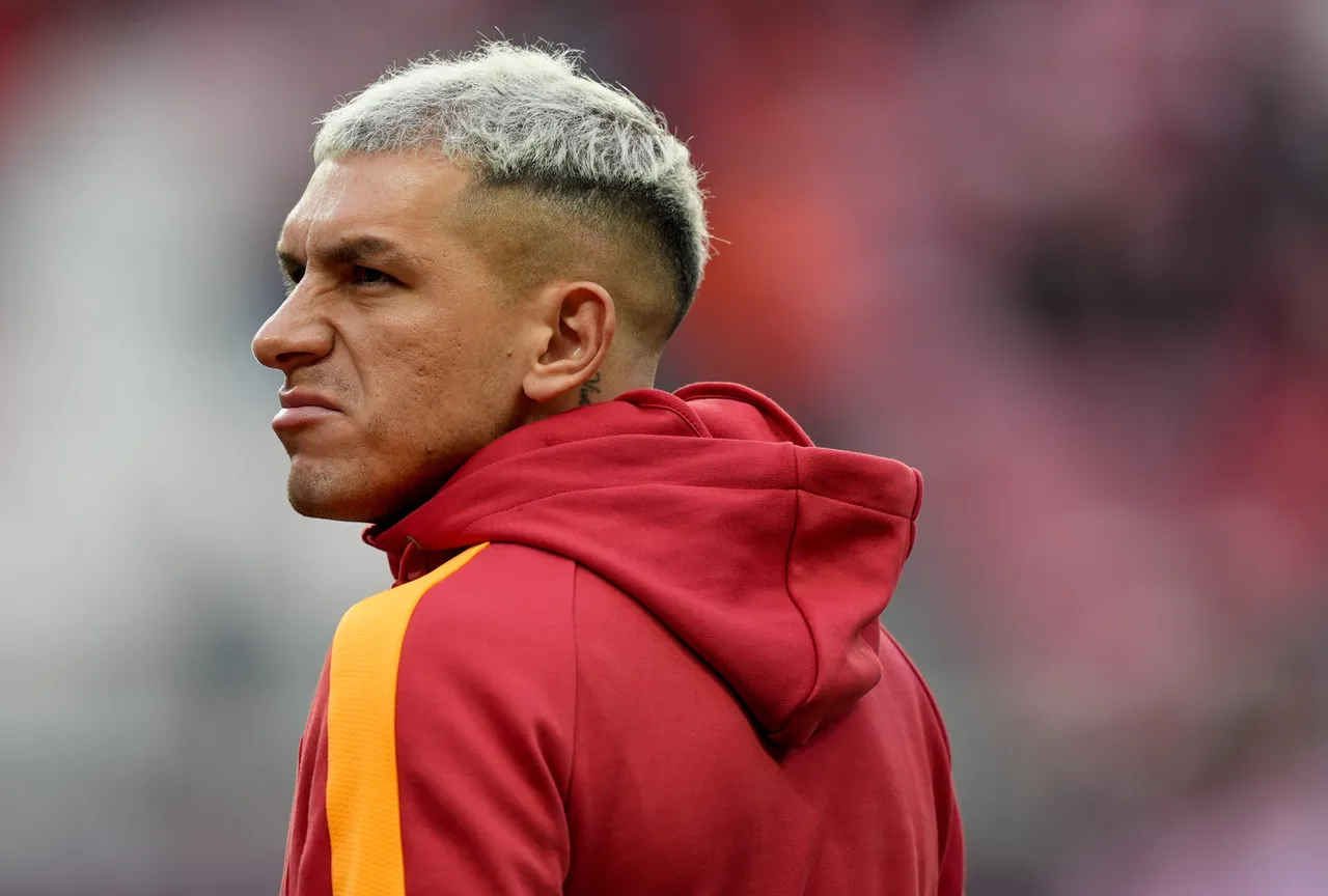 Lucas Torreira, Galatasaray'da 4 sezondur forma giyiyor.