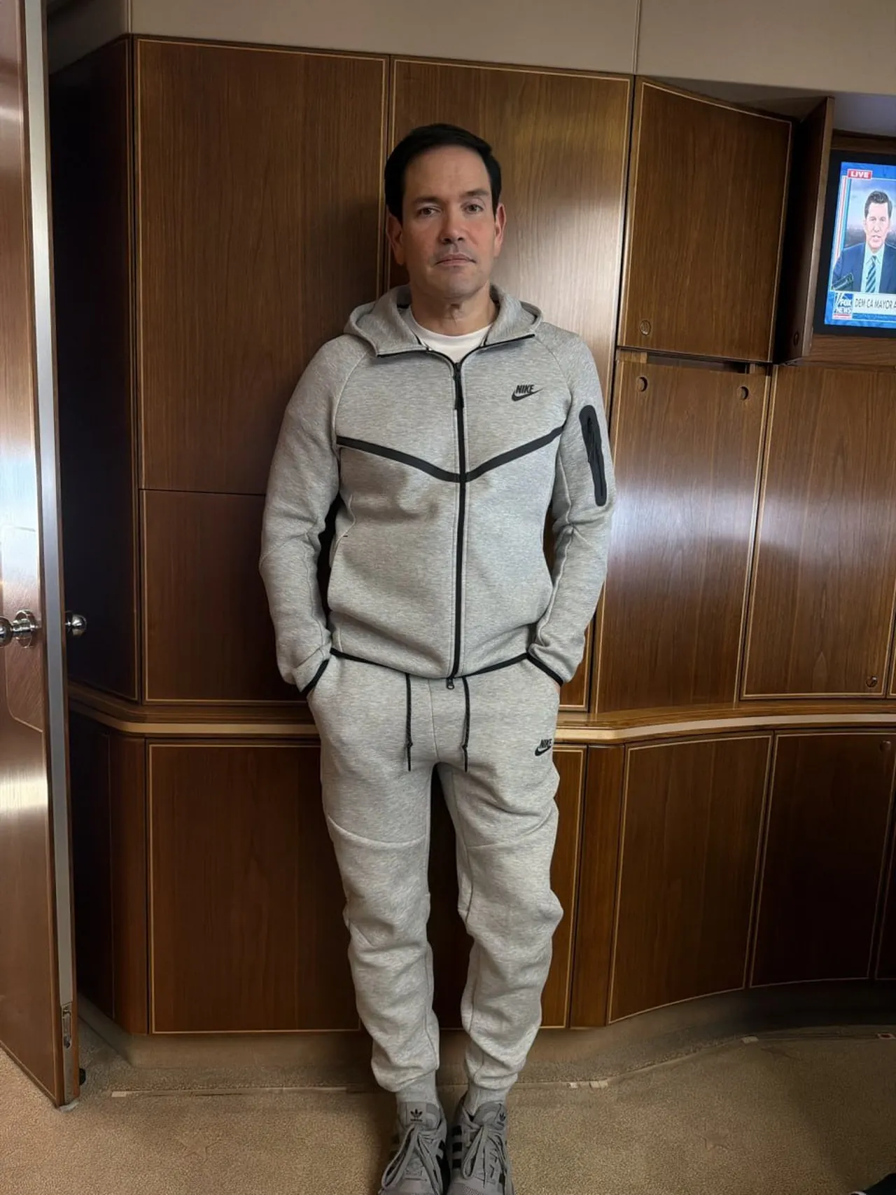 ABD Dışişleri Bakanı Marco Rubio, Çin'e giderken Maduro'nun yakalandığı gün giydiği gri Nike Tech eşofmanla görüntülendi.