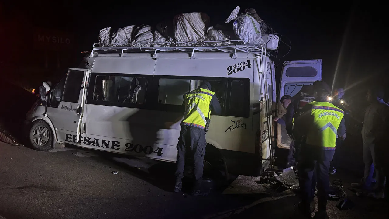 Aksaray'da can pazarı! İşçi servisi tırla çarpıştı, çok sayıda yaralı var